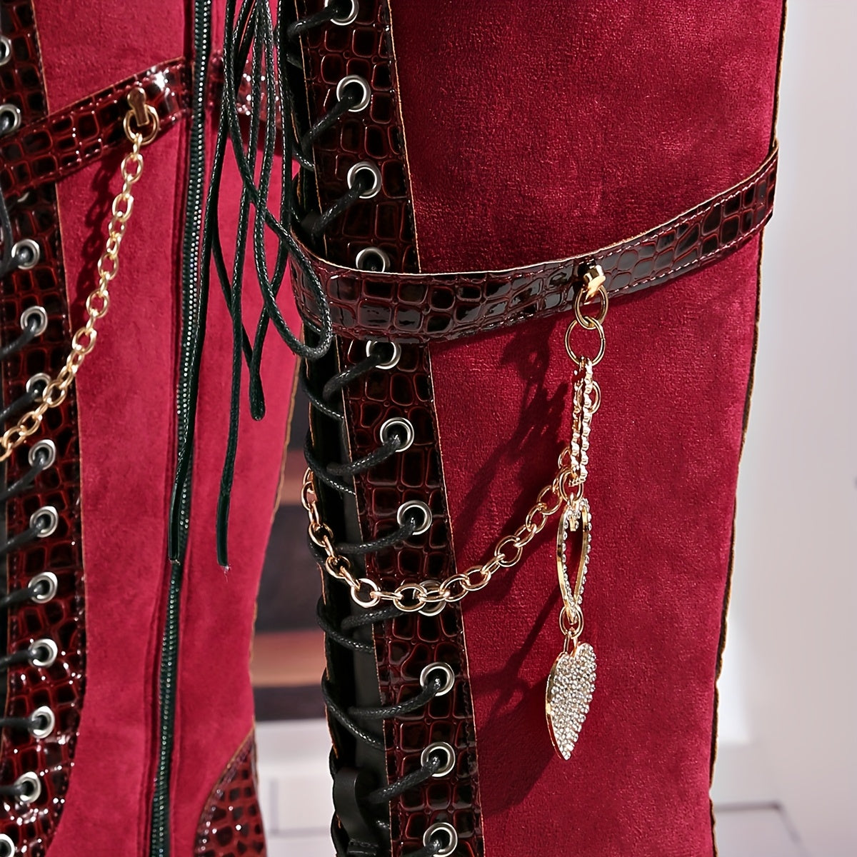 Women's Winter New Solid Color Patchwork Lace-Up Heart Metal Chain Side Zipper Thick Sole Chunky Heel Knee-High Boots, Fashionable Versatile Casual High Heels